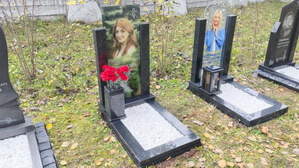 Вертикальный стеклянный памятник с гранитной прямоугольной вазой